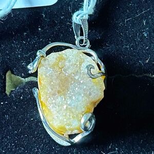 PENDANT, GENUINE AGATE GEODE, 3-DIMENSIONAL, LIGHT ORANGE/YELLOW WITH SILVER-TON